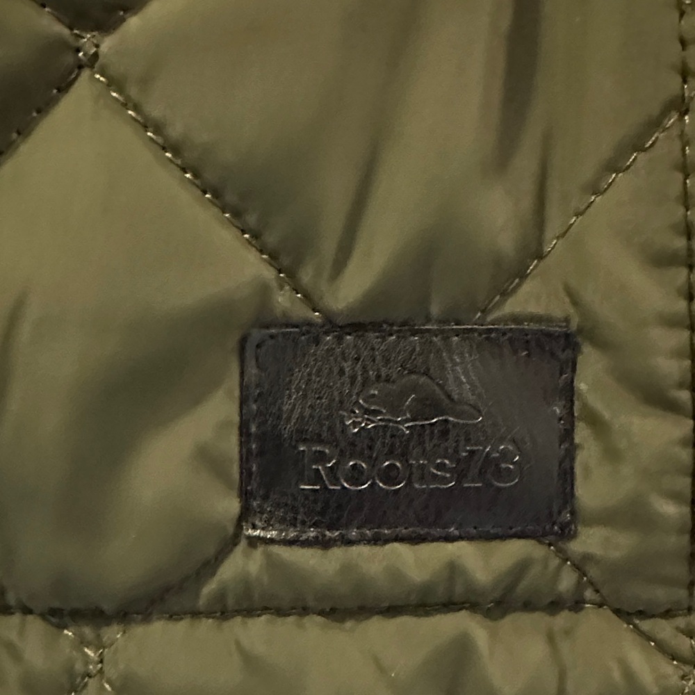 ROOTS Y2K Women’s Minimalist Olive Quilted Coat with Sleeve Patch Sz Lg - Picture 7 of 17